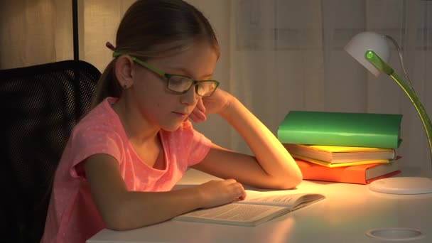 Kid Läsa en bok, Barn Studera vid skrivbordet Lampa, Student glasögon Flicka lärande på natten, Barn Utbildning, Hemundervisning — Stockvideo