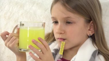 Hasta Çocuk Yatakta, Hasta Çocuk Coronavirüs Pandemik Krizi 'nde Termometreyle, Kız Hastanede, Haplar Tıp, Sağlık Hizmetleri