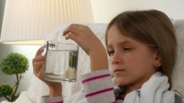 Hasta Çocuk Yatakta, Hasta Çocuk Coronavirüs Pandemik Krizi 'nde, Kız Hastanede, Haplar Tıp, Sağlık Hizmetleri