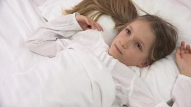 Üzgün Çocuk Uyuyamaz, Düşünceli Çocuk Yatakta, Mutsuz Meditasyon Kızı Yatak Odasında, Çocuk Depresyonu