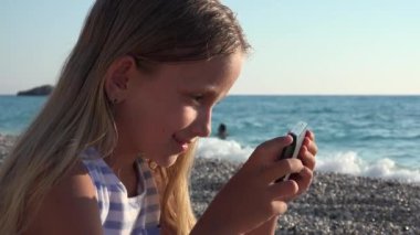 Akıllı Telefon Oynayan Çocuk, Gün batımında Sahilde Çocuk, Gün batımında Sarışın Kız Tablet 'te İnternet Taraması Gün batımında Deniz Kıyısı, Yaz Tatili
