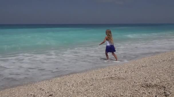 Dziecko bawiące się na plaży, Dziecko oglądające fale morskie na wybrzeżu, Blondynka biegająca po linii brzegowej w letnie wakacje — Wideo stockowe