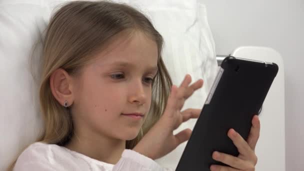 Kid Playing Tablet in Bed, Przeglądanie Internetu przez dzieci na ekranie dotykowym smartfona, Portret dziewczyny nie śpi Relaks na komputerze — Wideo stockowe