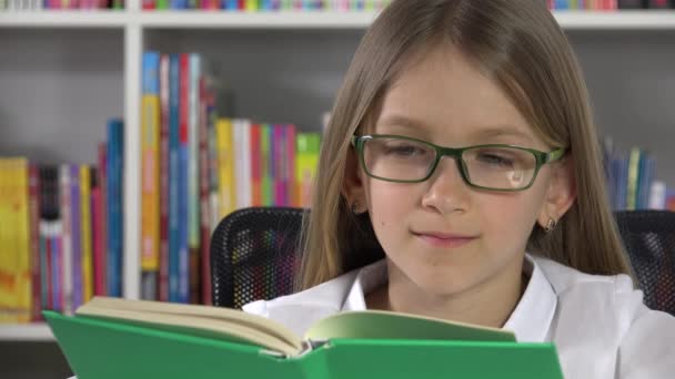 Kid Studera Läsa bok i klass, Skolbarn Porträtt Learning at Library, Student Girl in Classroom, Barn Utbildning — Stockvideo