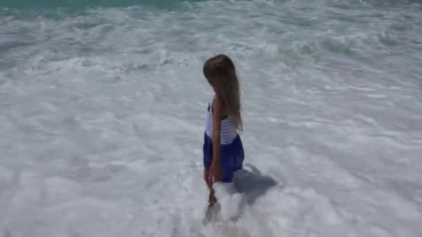 Kölyök játszik a strandon, gyermek néz tengeri hullámok a tengerparton, szőke lány fut a tengerparton a nyári vakáció — Stock videók