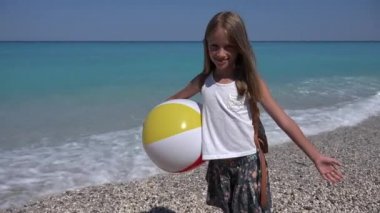 Sunset 'te Sahilde Oynayan Çocuk, Deniz Dalgalarında Sahilde Yürüyen Sahil Toplu Mutlu İzole Çocuk, Yaz Tatilindeki Kız