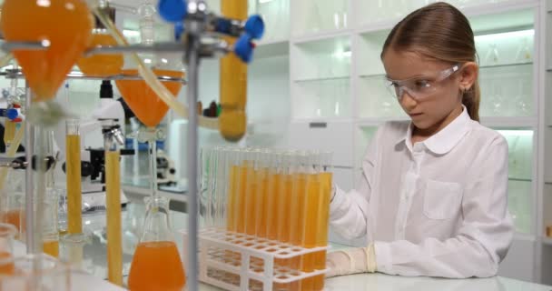 Kid In Chemistry School Laboratory, Criança estudando em laboratório, Estudante fazendo experiências na sala de aula de educação científica — Vídeo de Stock