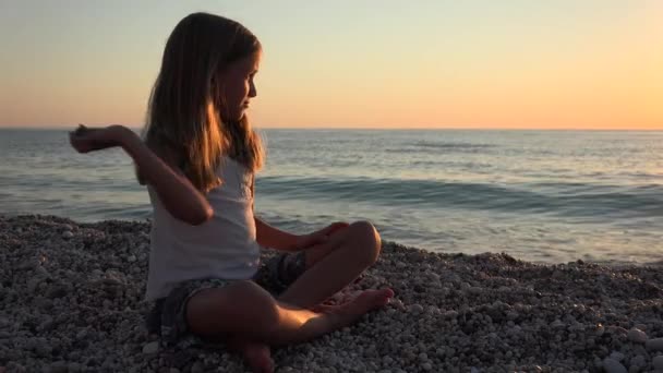 Kid on Beach Throwing Pebbles in Sea Water, Child Playing on Seashore, Blonde Girl in Sand Seaside, прибережна лінія влітку — стокове відео