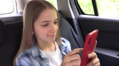 Çocuk Arabada Akıllı Telefon Oynuyor, Kız İnternette Aranıyor, Genç Çocuk Trafik Tabletinde İnternet Taraması, Otomatik Sürücü