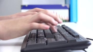 Bilgisayarda Çocuk Bakımı, Daktilo Çalışması, Koronavirüs Salgını Yazımı, Çevrimiçi Kız Öğrenme Online Okul Eğitimi