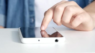 Akıllı Telefon Oynayan Çocuk, Telefondaki İnternete Bakan Çocuk, Mesajları Okuyan Genç Kız, Cihazları Çevrimiçi Arayan Çocuklar