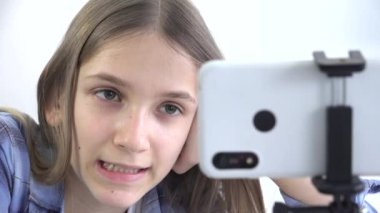 Çocuk Çalışması, Video Konferansında Akıllı Telefon Oynaması, Tablet 'te Çocuk Öğrenimi, Liseli Kız Konuşan Öğretmen, Çevrimiçi Eğitim