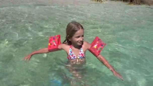 Bambino che gioca in acqua di mare sulla spiaggia, Bambino gioca su Seashore, Bionda bambina con la boa di vita di nuoto godendo onde sulla costa — Video Stock