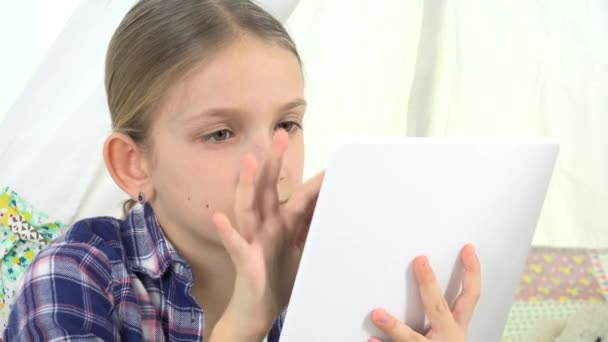 Dziewczyna Playing Tablet w pokoju zabaw, Pisanie prac domowych dla szkoły, Teenager Child Studying Plac zabaw, Dzieci Edukacja online — Wideo stockowe