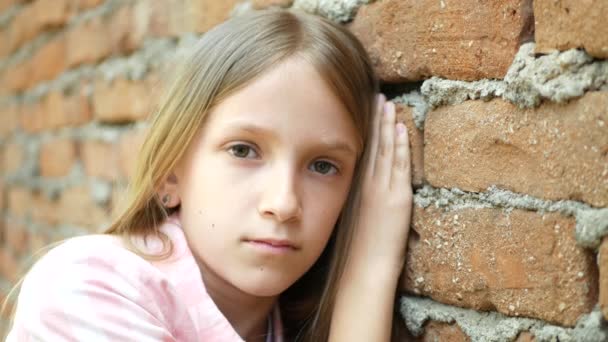 Θλιβερό παιδί, δυστυχισμένο κορίτσι, στοχαστικό εκφοβισμένο παιδί στο πάρκο, κατάθλιψη εφήβων, παιδική έκφραση στον κορωναϊό Πανδημία — Αρχείο Βίντεο