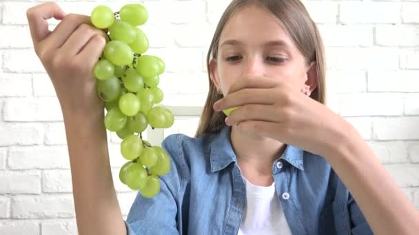 Kind isst Trauben zum Frühstück, Kind isst Obst in der Küche, hungriges Mädchen isst gesunde Ernährung, Kinder gesunde Ernährung — Stockvideo