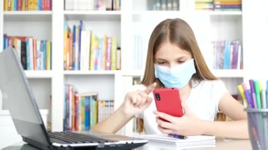 Koronavirüs Salgını, Çocuk Öğrenme, Cihazlar Üzerine Kız Yazma, Çevrimiçi Eğitim 'de Akıllı Telefon Çalışması Yapan Çocuk