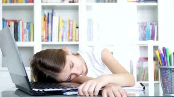 Copil plictisit care studiază școala, Copilul obosit care doarme la birou, Fata a dormit, Învățarea, Studierea educației online în pandemia de coronavirus — Videoclip de stoc