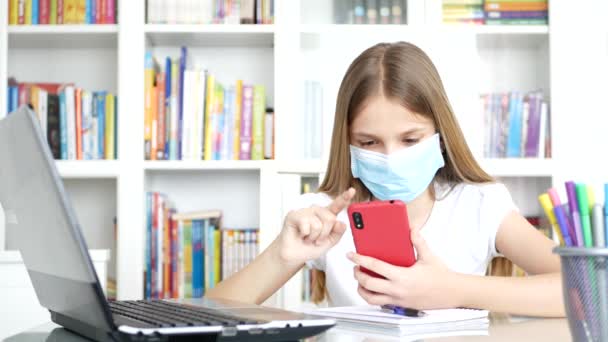 Criança com Máscara Protetora Estudando em Smartphone em Coronavírus Pandemia, Aprendizagem Infantil, Escrita Menina em Dispositivos, Educação Online — Vídeo de Stock