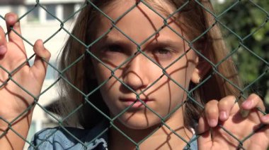 Üzgün Çocuk Terk Edilmiş, Hasta Mutsuz Kız, Bunalımlı Çocuk Koronavirüs Salgını, Depresyon, Üzüntü nedeniyle Çocuklarla Oynayamıyor