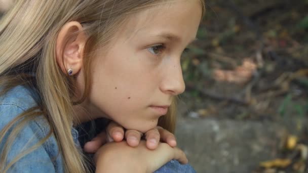 Trist barn, ulykkelig knægt, tankevækkende mobbet teenager pige udendørs i parken, børn sorg, depression portræt af unge – Stock-video