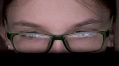 Çocuk Laptop 'ta Oynuyor, Bilgisayar Gecesinde, Gözlüklü Çocuk Masaüstünde İnternet Taraması, Kız Video Oyunları, Çevrimiçi Eğitim