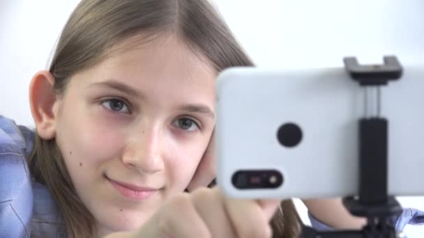Kid playing Smartphone, Child Browsing Internet on Tablet, School Teenager Girl Studium na zařízení, Online vzdělávání v pandemii — Stock video