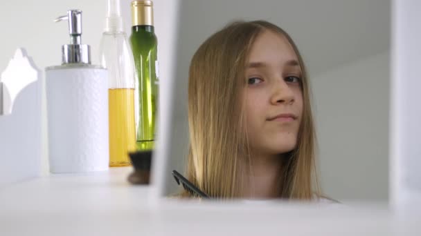 Meisje borstelen haar in spiegel, Blond Kid Combing, Jonge Kind haar gekleed in de badkamer, Kapsel tieners — Stockvideo