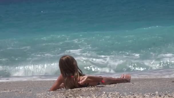 Niño jugando en la playa, Niño mirando las olas del mar, Niña viendo el paisaje marino en las vacaciones de verano — Vídeo de stock
