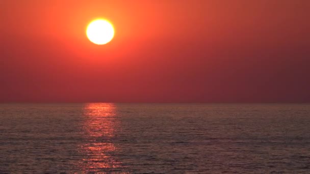 Zachód słońca na niebie, Sea Beach, dramatyczny wschód słońca na wybrzeżu, ocean o zachodzie słońca, podróże w letnie wakacje View — Wideo stockowe
