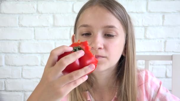 Gyerek eszik paradicsom, Gyermek eszik gyümölcsöt, Fiatal lány kóstoló Zöldségek reggelinél Konyha, Gyerekek Heathcare — Stock videók