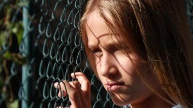 Üzgün Çocuk Terk Edilmiş, Hasta Mutsuz Kız, Bunalımlı Çocuk Koronavirüs Salgını, Depresyon, Üzüntü nedeniyle Çocuklarla Oynayamıyor