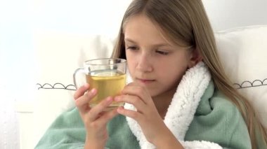 Hasta Çocuk Çay İçiyor, Hasta Çocuk Yatakta, Sarışın Kız Soğuktan Acı Çekiyor, Hastanedeki Hasta, Çocuk Sağlık Hizmetleri
