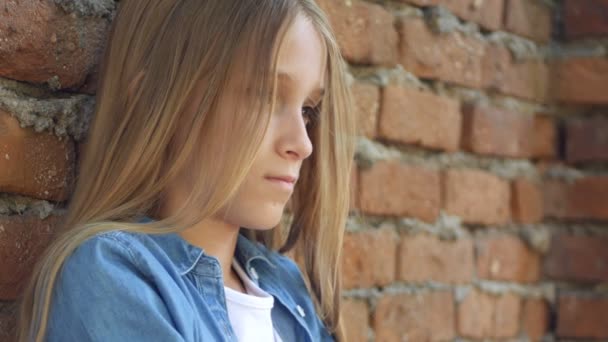 Droevig kind, ongelukkig kind, bedachtzaam gepest tiener meisje buiten in het park, kinderen verdriet, depressie Portret van adolescenten — Stockvideo