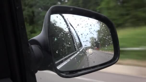 Трафік під дощем, водіння автомобіля, буря на дорозі, шосе, дощові краплі Переглянути 4K — стокове відео
