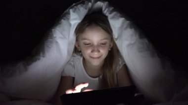 Gece Tablet Oynayan Çocuk, Yatakta İnternete Bakan Genç Kız, Uykusuz Çocuk Cihazda Eğitici Şeyler Arıyor, Yatak Odası