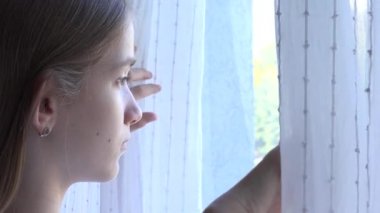 Hasta Üzgün Kız, Coronavirüs salgınında izole edilmiş Pencere Perdelerini açıyor, Mutsuz Çocuk, Cama Bakıyor, Sıkıcı Çocuk