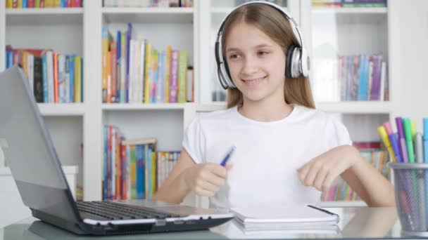 Kid Learning, Studium na notebooku v kanceláři, Dětský tanec na počítačové desce, Dívka poslech hudby na sluchátkách, Online vzdělávání — Stock video