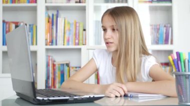 Bilgisayar Konferansında Dizüstü Bilgisayar Çalışması, Bilgisayar Masaüstünde Çocuk Öğrenimi, Coronavirus Pandemik 'te Kız Sohbeti