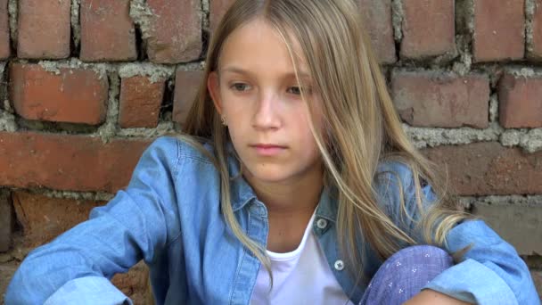 Ongelukkig kind, droevig kind, bedachtzame gepest tiener meisje buiten in het park, kinderen expressie, depressie Portret van adolescenten — Stockvideo