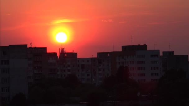 Şehirde dramatik günbatımı, Şehir merkezindeki binalarda günbatımı, Gündoğumunda bölge, Akşam Şehir Manzarası — Stok video