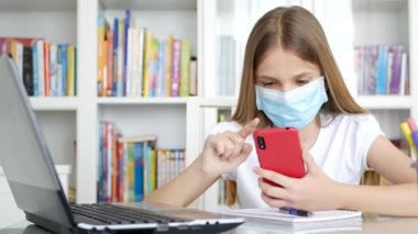 Koronavirüs Salgını, Çocuk Öğrenme, Cihazlar Üzerine Kız Yazma, Çevrimiçi Eğitim 'de Akıllı Telefon Çalışması Yapan Çocuk
