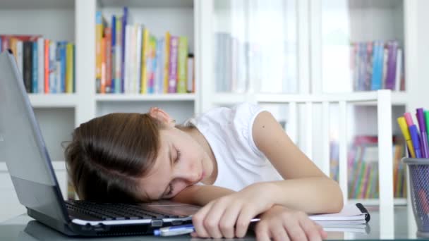 Uttråkad Kid studera skolan, barn sover på kontoret, student flicka sov medan lärande, Online Education in Pandemic Outbreak — Stockvideo