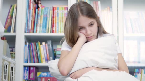 悲しい子供,不幸な子供,うつ病の病気の10代の女の子,コロナウイルス流行の影響を受けたストレスの多いいじめの人 — ストック動画
