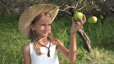 Elma yiyen çocuk, meyve bahçesindeki çocuk, ağaçtaki meyvelerin tadına bakan çocuk, kırsaldaki köyde yaşayan çiftçi sarışın kız.