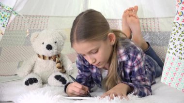 Çocuk Oyun Odası 'nda Tablet Oynuyor, Okul Ödevi Yazıyor, Kız Okuma Bahçesi, Çocuk Eğitimi, Ev Eğitimi