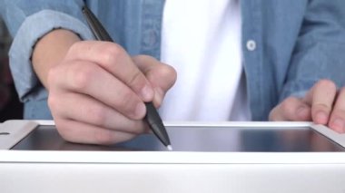 Tablette Çocuk Yazısı, Okul için Ödev, Evde Kız El Çalışması, Evde Eğitim, Çevrimiçi Eğitim