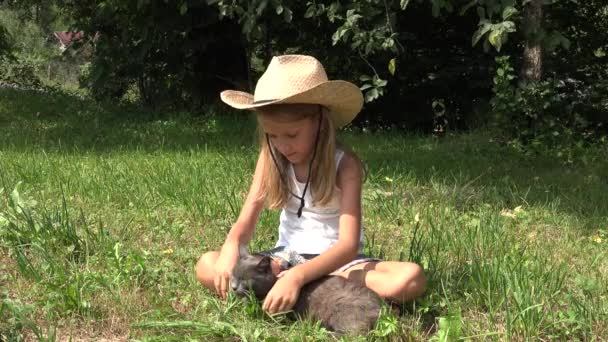 Niño jugando al gato en el jardín, Retrato de niña riéndose con gatito, Niño y su animal en el patio, Los niños aman a las mascotas — Vídeos de Stock
