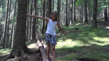 Ormanda Yürüyen Ağaç Kütüğünde Çocuk, Park 'ta Oynayan Çocuk, Dağlarda Kamp yapan Turist Maceracı Kız, Kampta Çocuklar