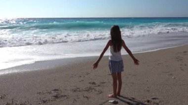 Çocuk Sahilde Oynuyor, Çocuk Gün batımında Sahilde, Kız Sahilde Dalgaları İzliyor, Turistler Yavaş Hareket Ediyor